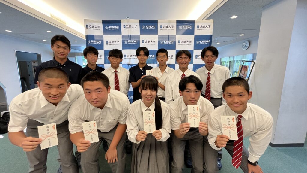 後列左から：山根、長谷川、宮本、谷、有原、竹中、増田（4×400mR）
前列左から：二村(棒高跳び)、平松(砲丸投)、渡邉(円盤投)、片岡(400m)、荒谷(100m)